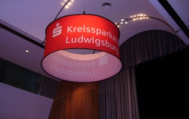 Cylindrischer Deckenhänger_beleuchtet_KSK Ludwigsburg 2